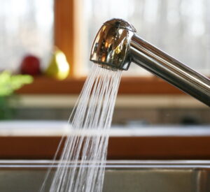 faucet-kitchen-modern-running